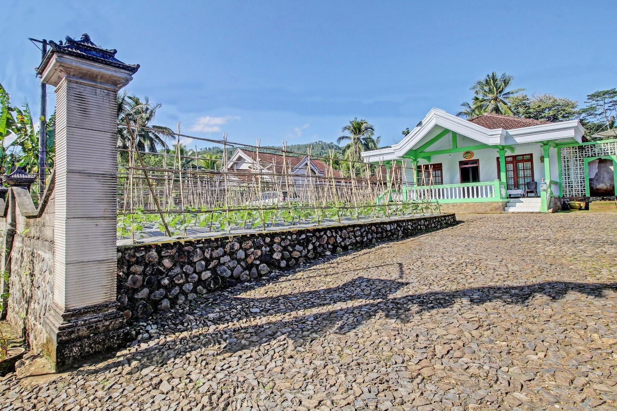 Hotel Spot On 91214 Desa Wisata Pandean Trenggalek Esterno foto